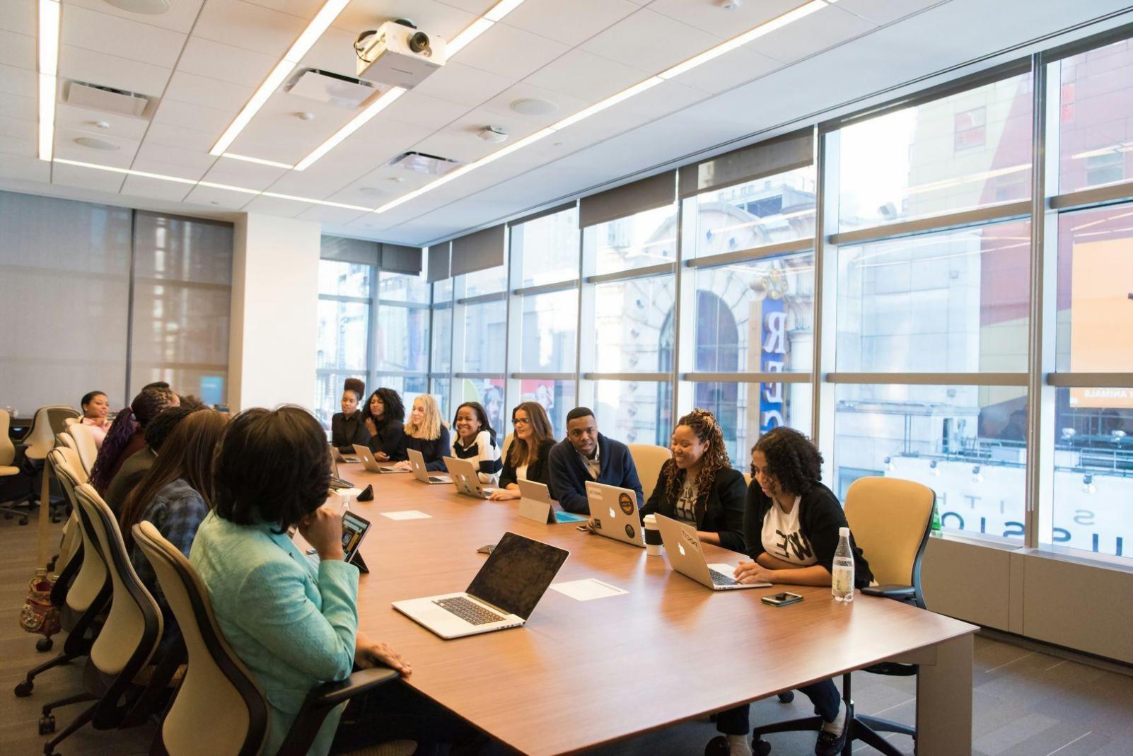 Espace de travail avec ordinateur et documents financiers